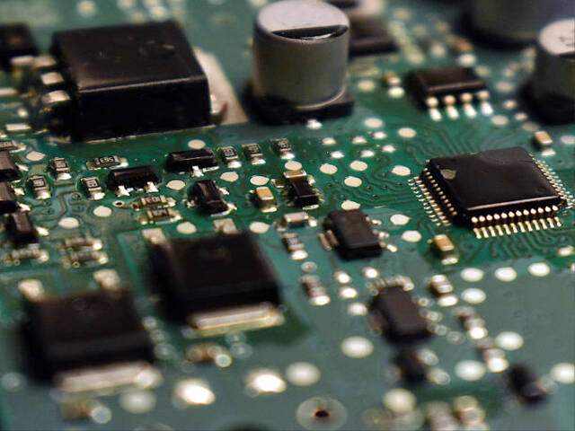 makro photography of an electronic circuit board